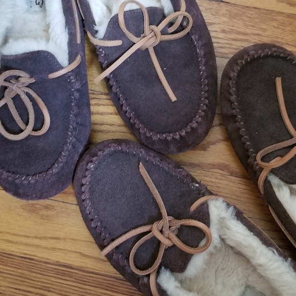 UGG Olsen Moccasin Style Slippers (m7, w9) - Picture 5 of 5